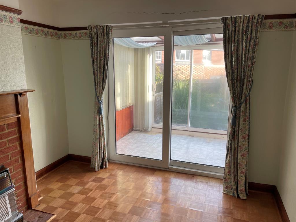 Lot: 77 - HOUSE WITH DRIVEWAY AND GARDENS IN NEED OF UPDATING -